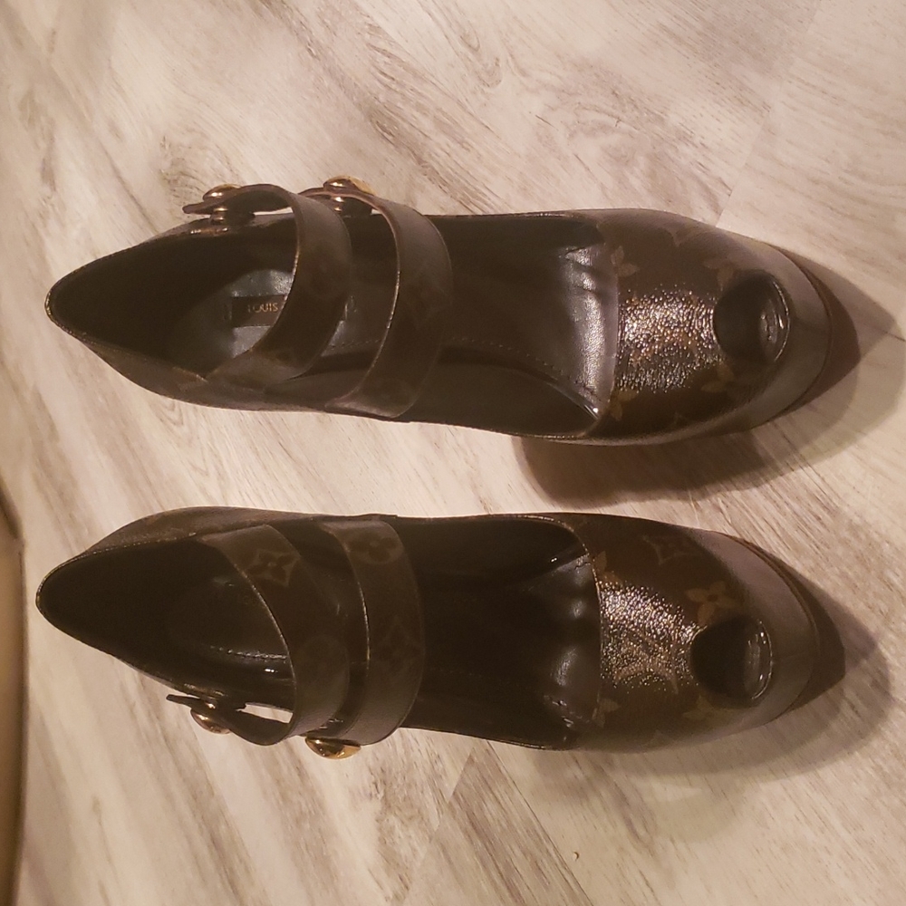 LV shoes size 39 color brown 100% AUTHENTIC